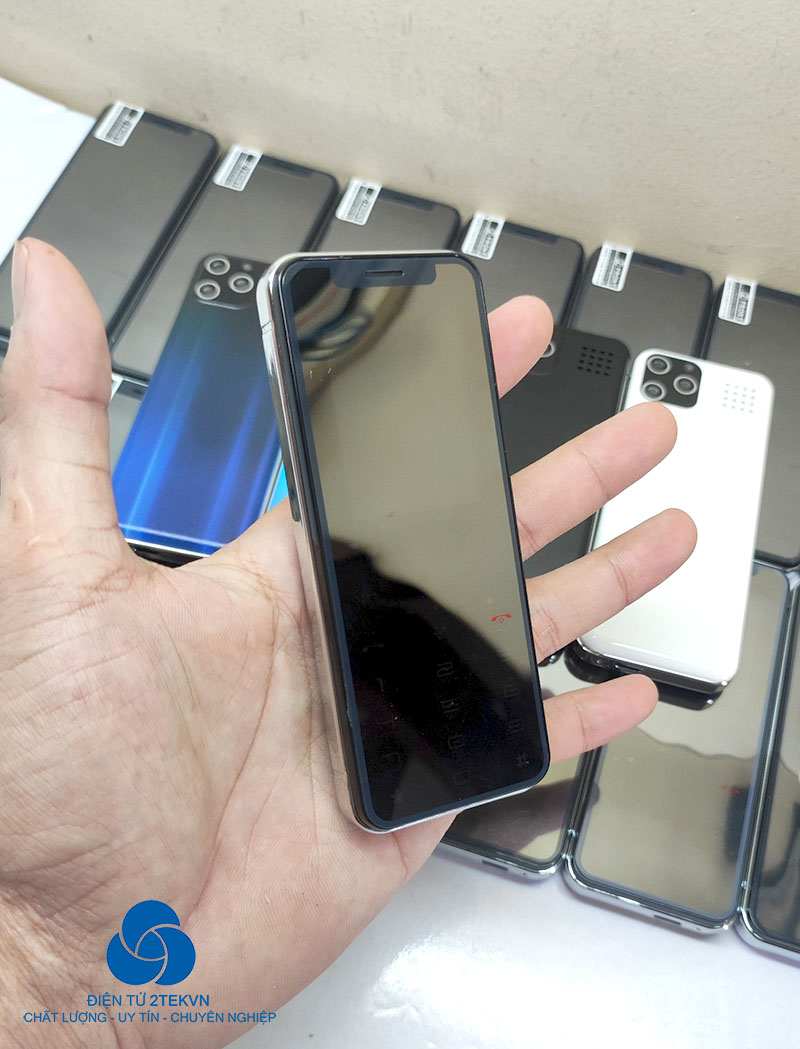 Trên tay chiếc điện thoại Mini H666 có thiết kế vô cùng độc đáo