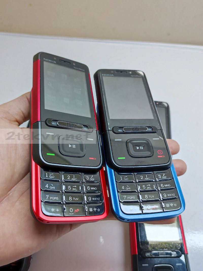 Nokia 5610 có 2 màu chính là xanh đen và đỏ đen