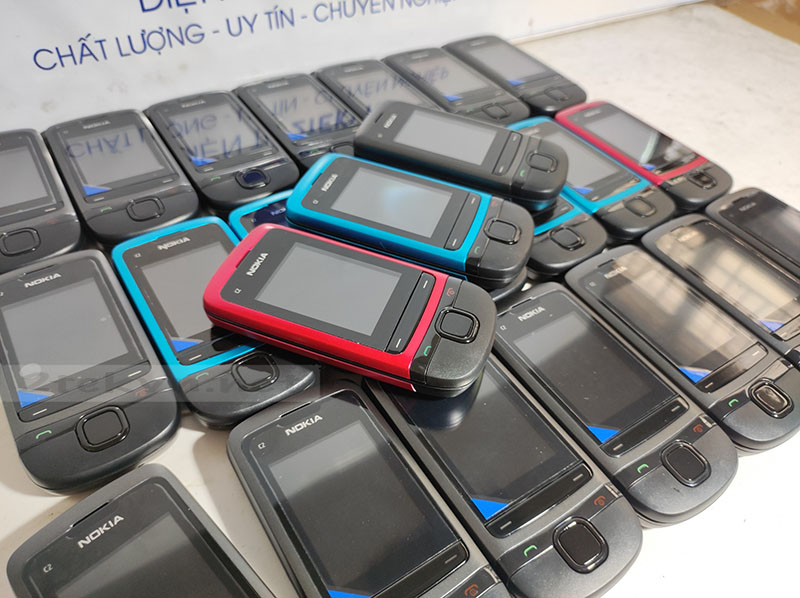 Điện thoại Nokia C2-05 được thiết kế với 3 màu để lựa chọn là: đỏ, xanh biển và đen