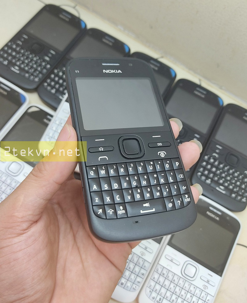 Trên tay chiếc Nokia E5 màu đen sang trọng (Hình ảnh được chụp tại cửa hàng)
